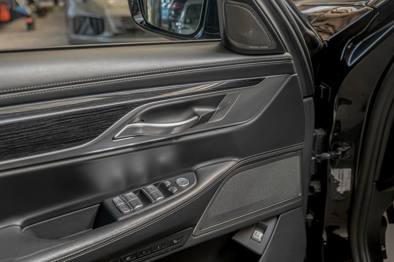 BMW 740 xDrive/M-Pack/Distronic/Laser/Harman Kardon/HuD/Ка, снимка 8 - Автомобили и джипове - 53877609