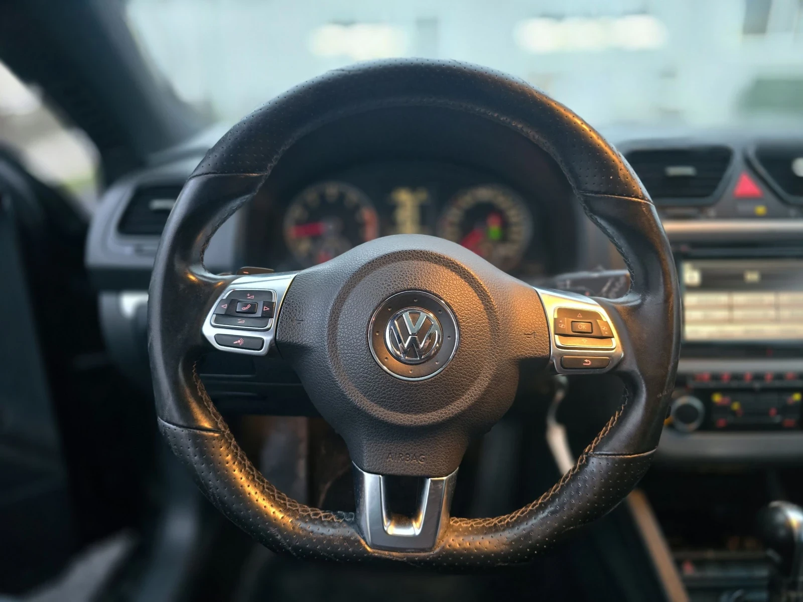 VW Scirocco 1.4TSi, снимка 10 - Автомобили и джипове - 54102312