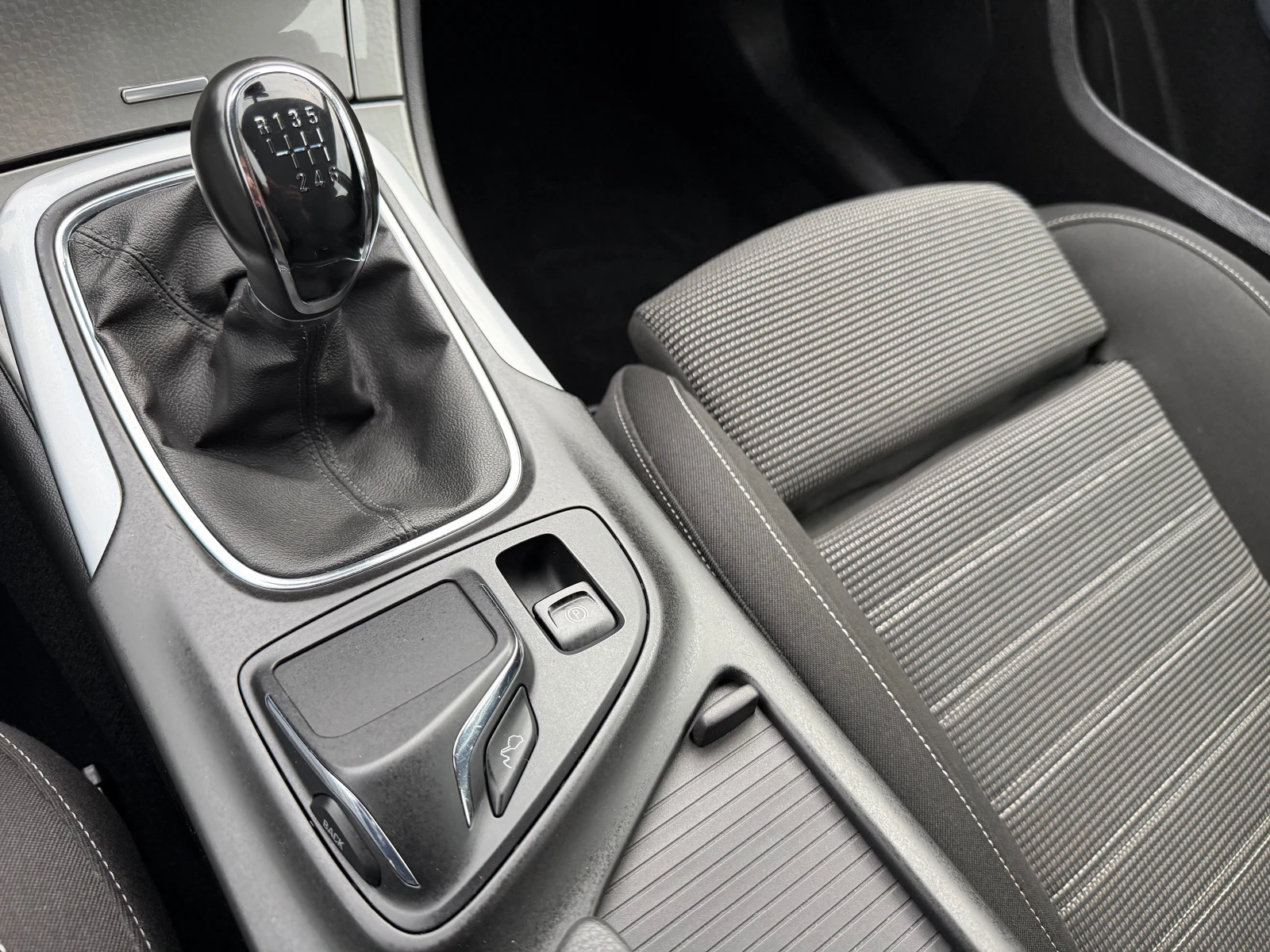 Opel Insignia 1.4 Turbo Cosmo, снимка 14 - Автомобили и джипове - 54221892