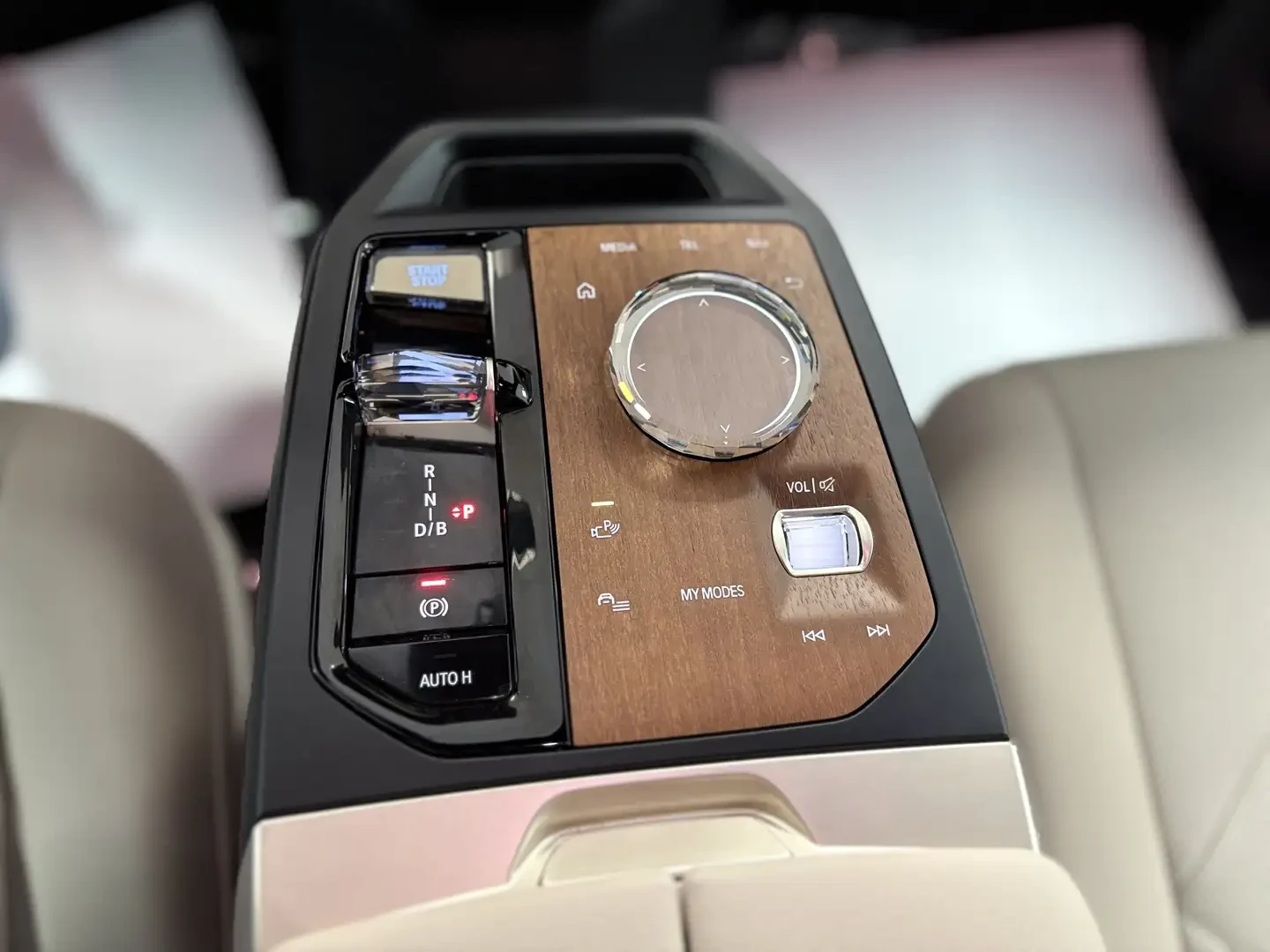 BMW iX XDRIVE40* ДИСТРОНИК* 360КАМЕРА* ОБДУХВАНЕ* LANE* A, снимка 11 - Автомобили и джипове - 55792280