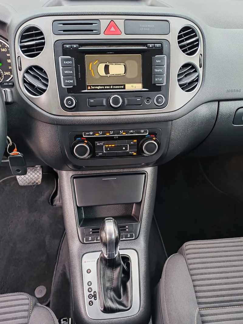 VW Tiguan 2.0TDI 140kc 4motion Navi Off-road Park-assist, снимка 11 - Автомобили и джипове - 52542330