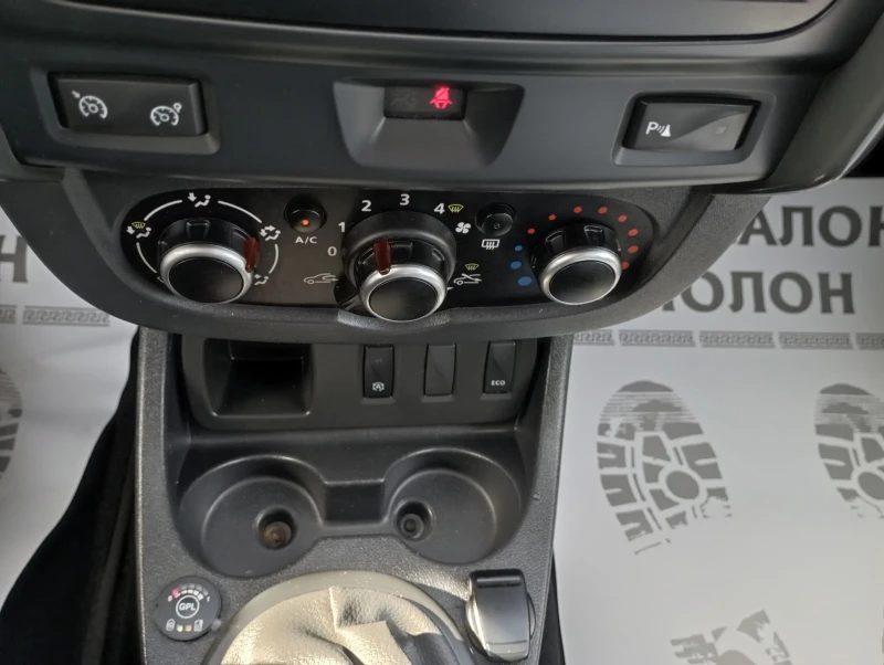 Dacia Duster 1.6 ГАЗ, Навигация, Италия , снимка 11 - Автомобили и джипове - 52847405