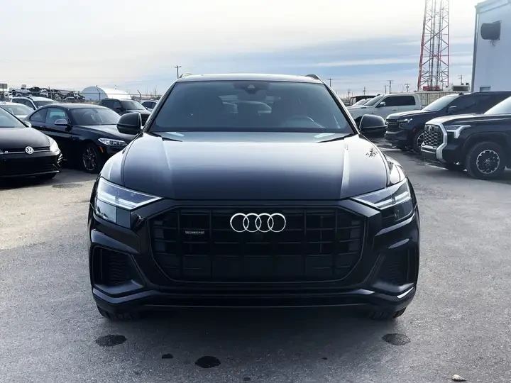 Audi Q8 S-LINE* PANO* ОБДУХ* 360 CAM, снимка 2 - Автомобили и джипове - 53903079