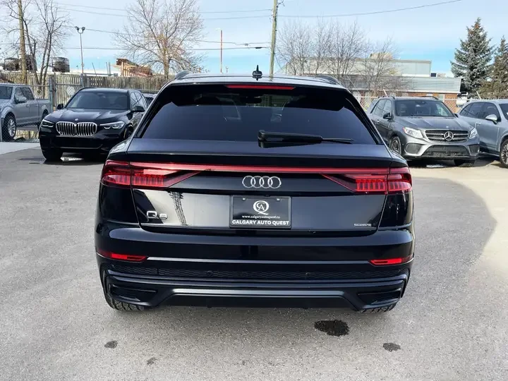 Audi Q8 S-LINE* PANO* ОБДУХ* 360 CAM, снимка 5 - Автомобили и джипове - 53903079