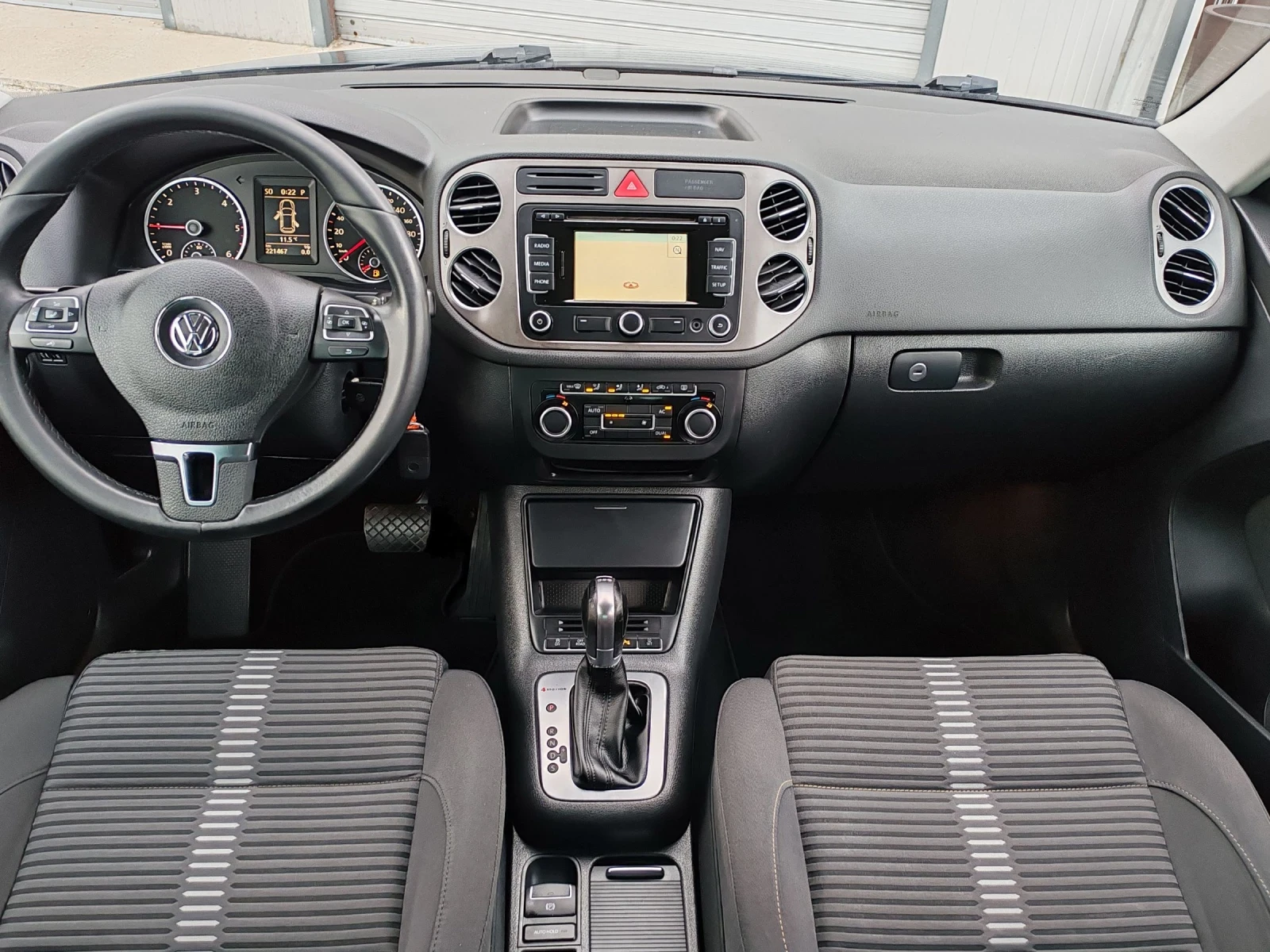 VW Tiguan 2.0TDI 140kc 4motion Navi Off-road Park-assist | Mobile.bg   9