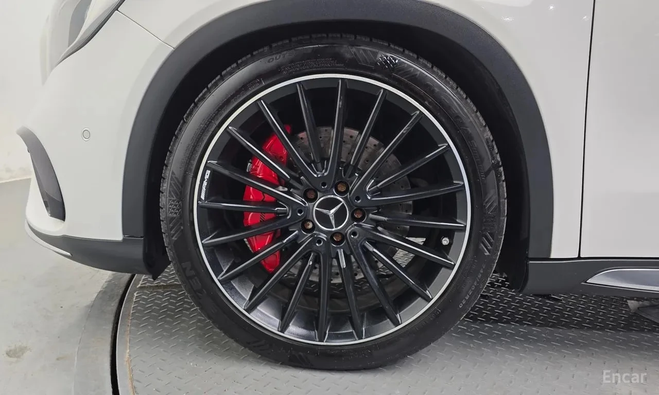 Mercedes-Benz GLA * GLA45 AMG 4MATIC* АВТОКРЕДИТ БЕЗ ПЪРВОНАЧАЛНА* , снимка 5 - Автомобили и джипове - 55990783