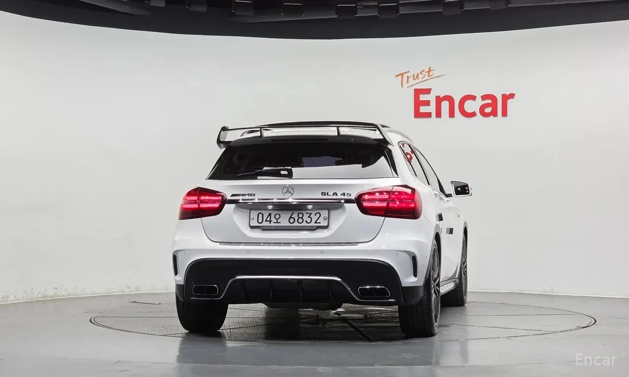Mercedes-Benz GLA * GLA45 AMG 4MATIC* АВТОКРЕДИТ БЕЗ ПЪРВОНАЧАЛНА* , снимка 4 - Автомобили и джипове - 55990783