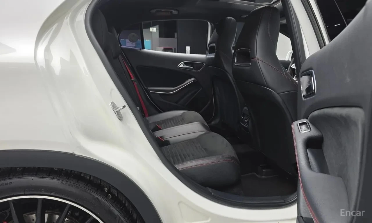 Mercedes-Benz GLA * GLA45 AMG 4MATIC* АВТОКРЕДИТ БЕЗ ПЪРВОНАЧАЛНА* , снимка 11 - Автомобили и джипове - 55990783