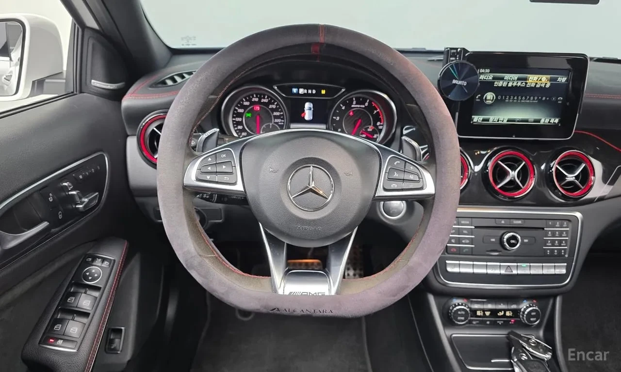 Mercedes-Benz GLA * GLA45 AMG 4MATIC* АВТОКРЕДИТ БЕЗ ПЪРВОНАЧАЛНА* , снимка 14 - Автомобили и джипове - 55990783