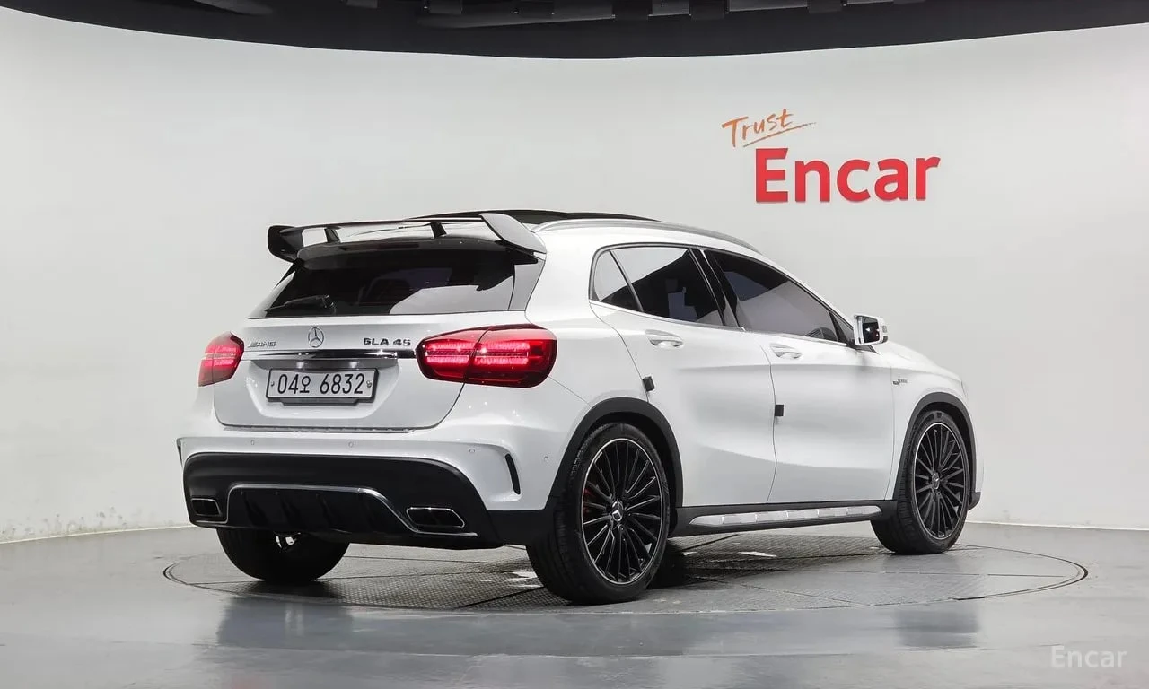 Mercedes-Benz GLA * GLA45 AMG 4MATIC* АВТОКРЕДИТ БЕЗ ПЪРВОНАЧАЛНА* , снимка 2 - Автомобили и джипове - 55990783