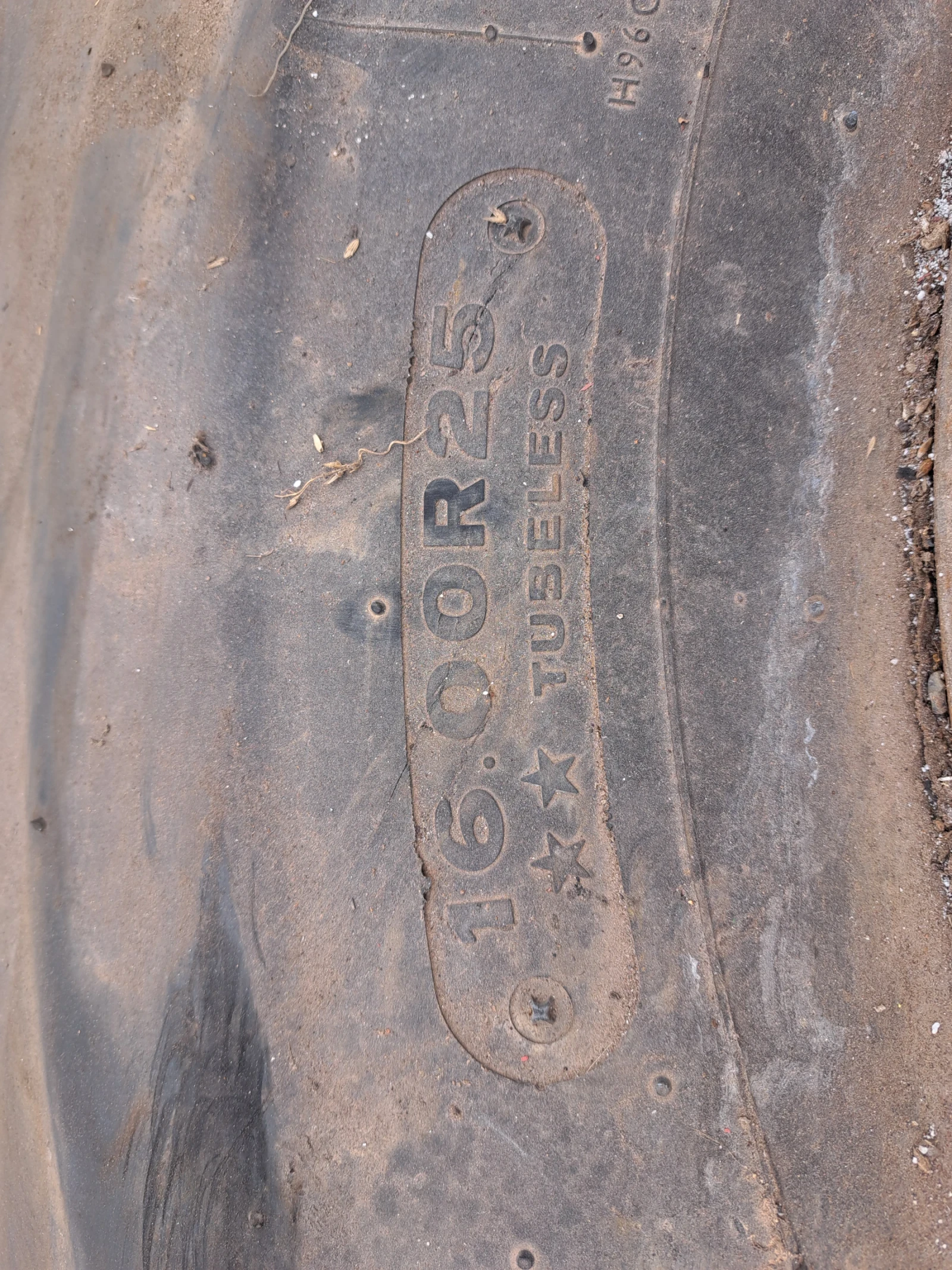 Друг вид Български Гуми, снимка 4 - Селскостопанска техника - 53910189