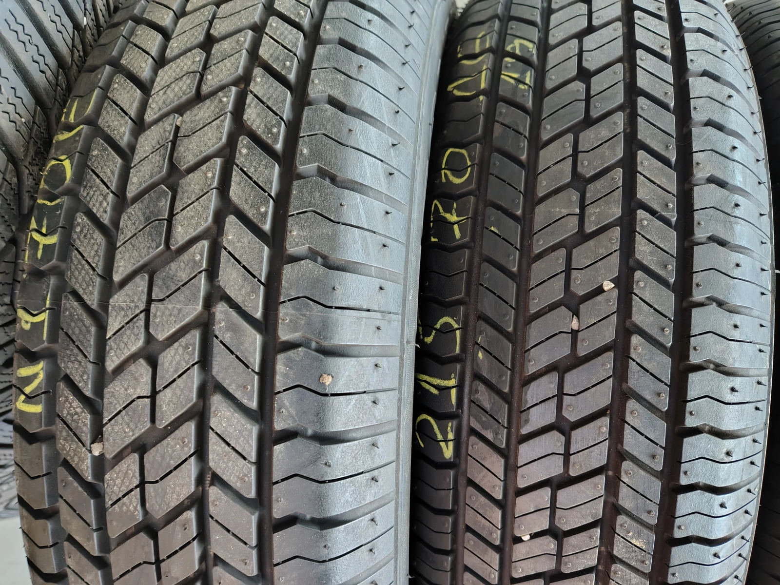 Гуми Летни 215/70R16, снимка 2 - Гуми и джанти - 55845657