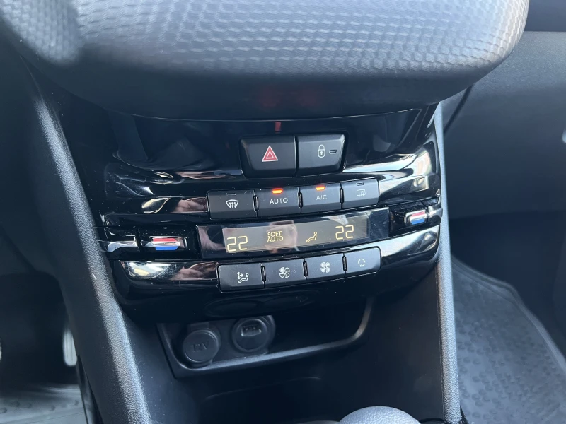 Peugeot 2008 ALLURE 1.2 PURETECH/CAMERA/CRUISE CONTROL/, снимка 15 - Автомобили и джипове - 52847671