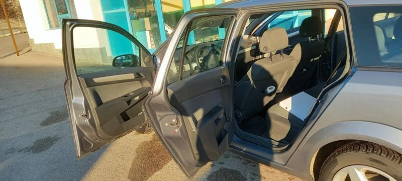 Opel Astra 1, 9CDTI, снимка 4 - Автомобили и джипове - 36609596