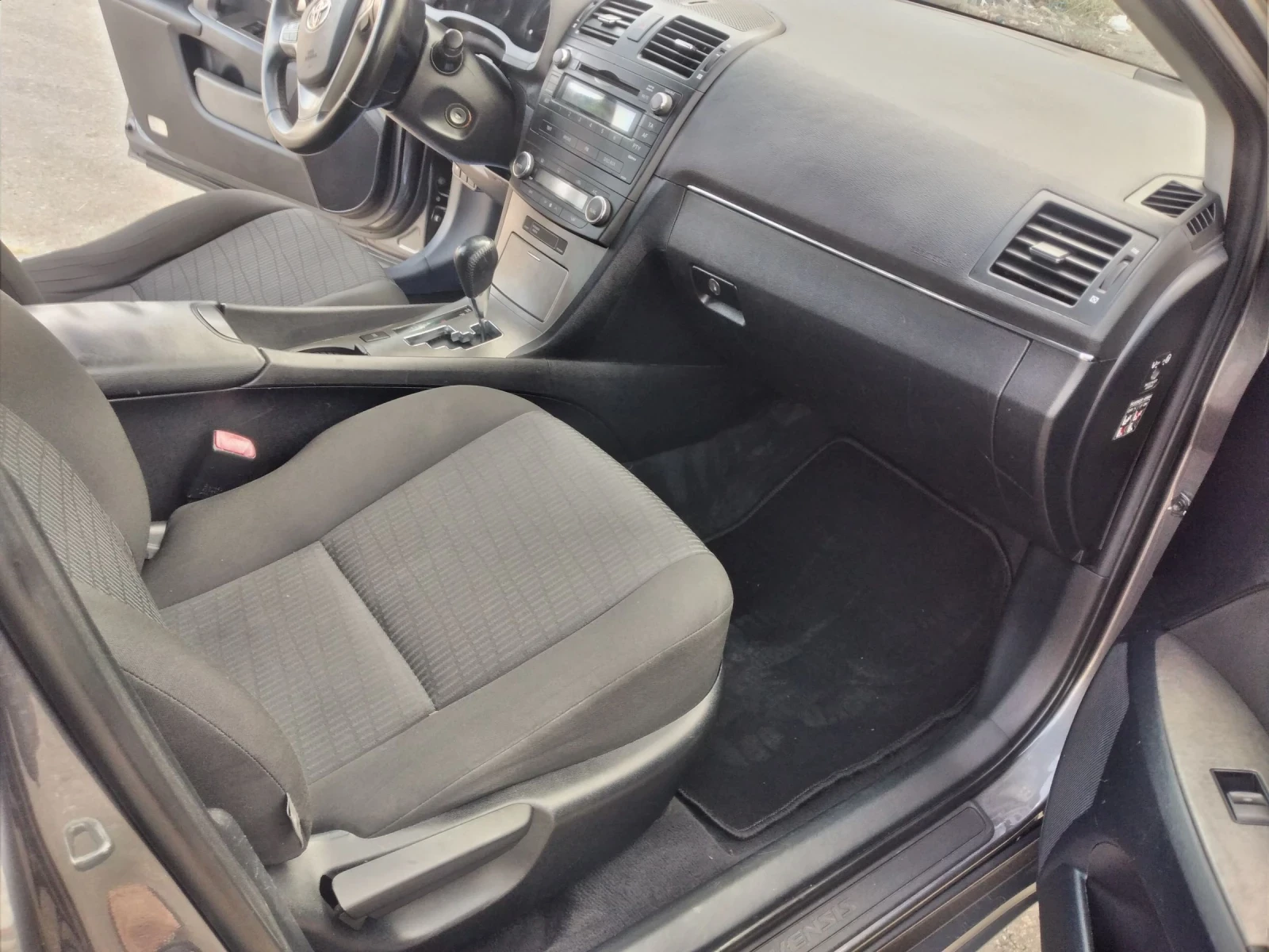 Toyota Avensis 2.0 D автоматик - изображение 9