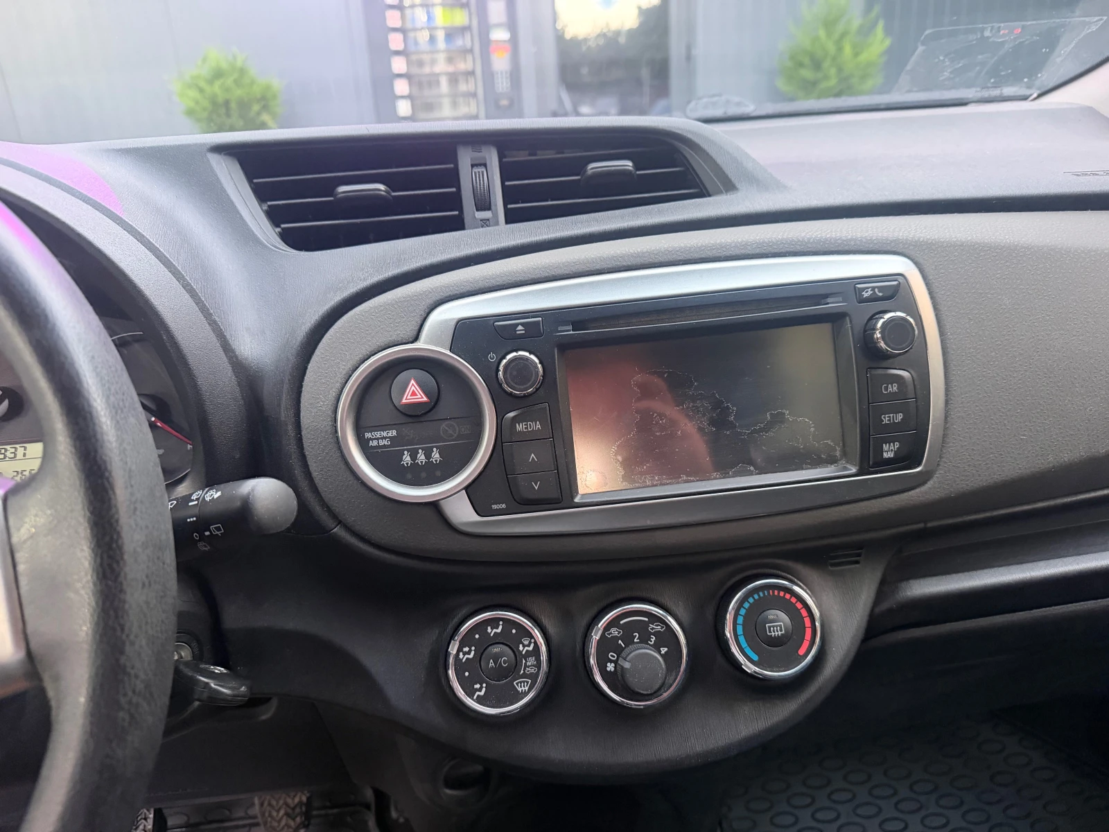 Toyota Yaris 1.3БЕНЗИН 2011г, снимка 11 - Автомобили и джипове - 55287991