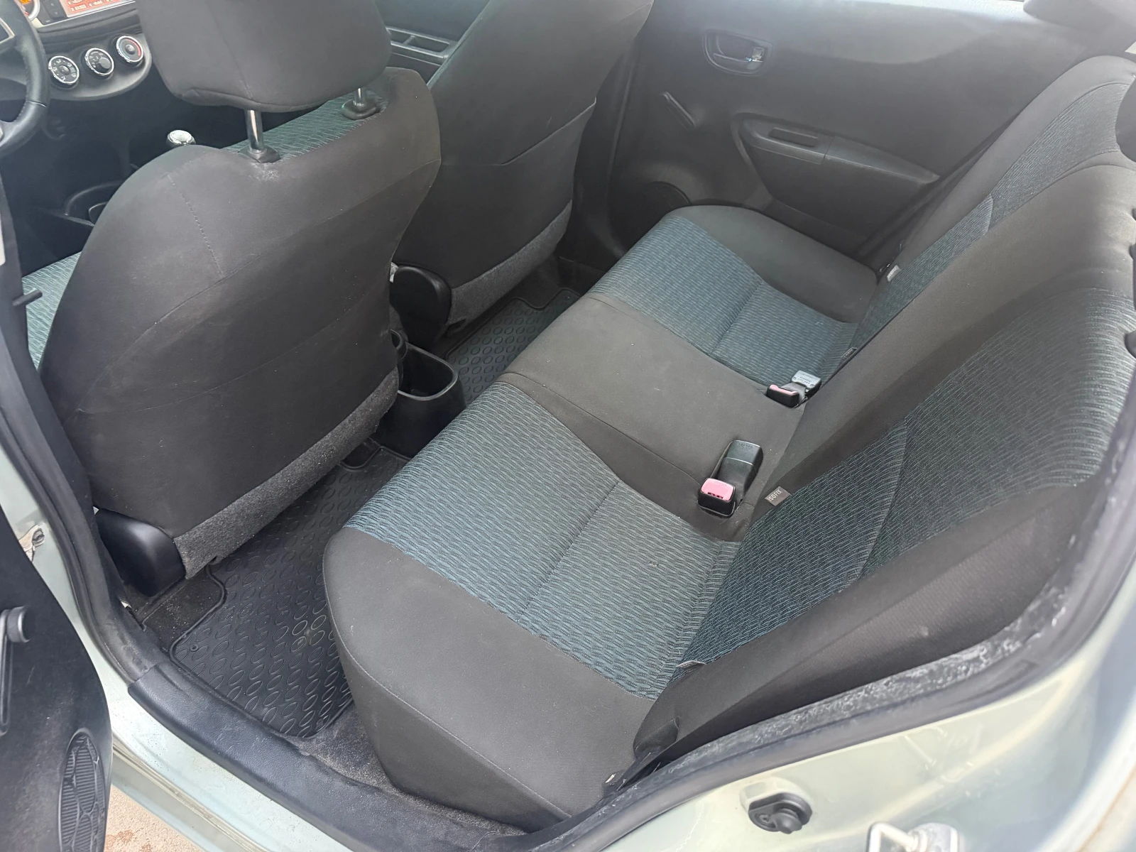 Toyota Yaris 1.3БЕНЗИН 2011г, снимка 8 - Автомобили и джипове - 55287991