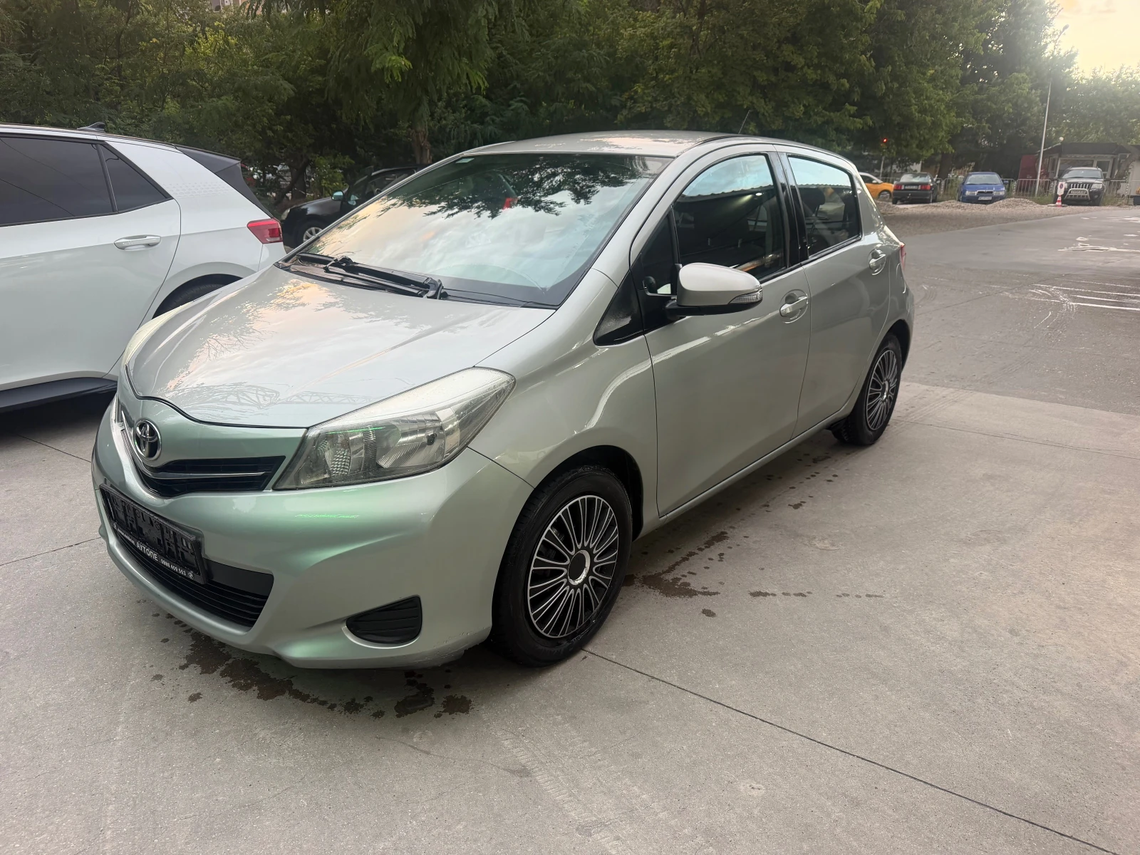 Toyota Yaris 1.3БЕНЗИН 2011г, снимка 2 - Автомобили и джипове - 55287991