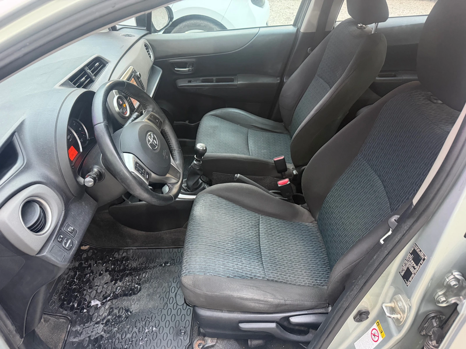 Toyota Yaris 1.3БЕНЗИН 2011г, снимка 9 - Автомобили и джипове - 55287991