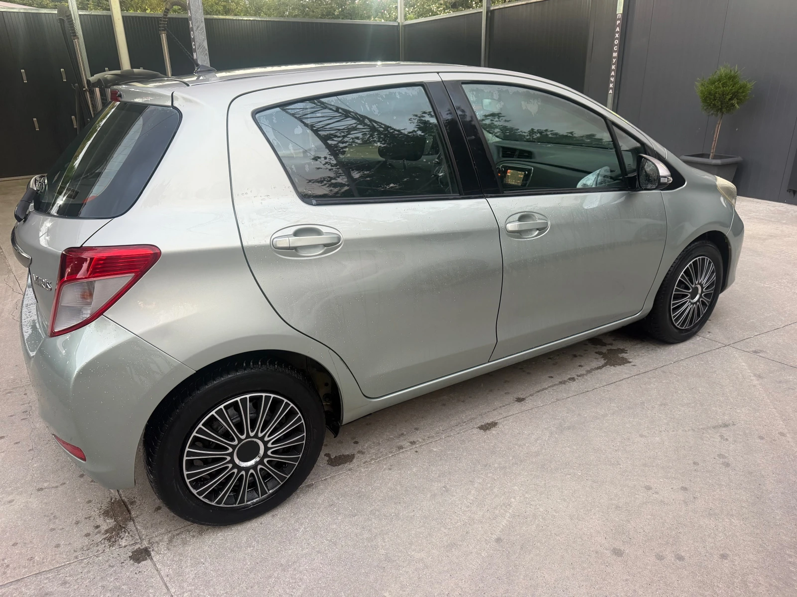 Toyota Yaris 1.3БЕНЗИН 2011г, снимка 4 - Автомобили и джипове - 55287991