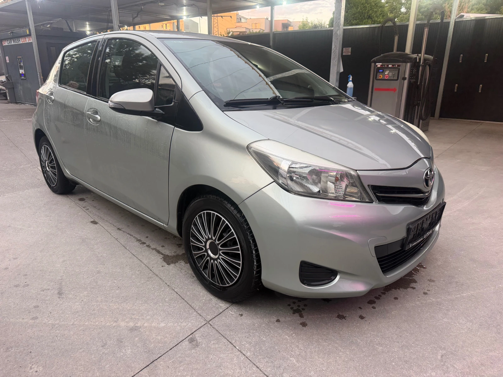 Toyota Yaris 1.3БЕНЗИН 2011г, снимка 3 - Автомобили и джипове - 55287991