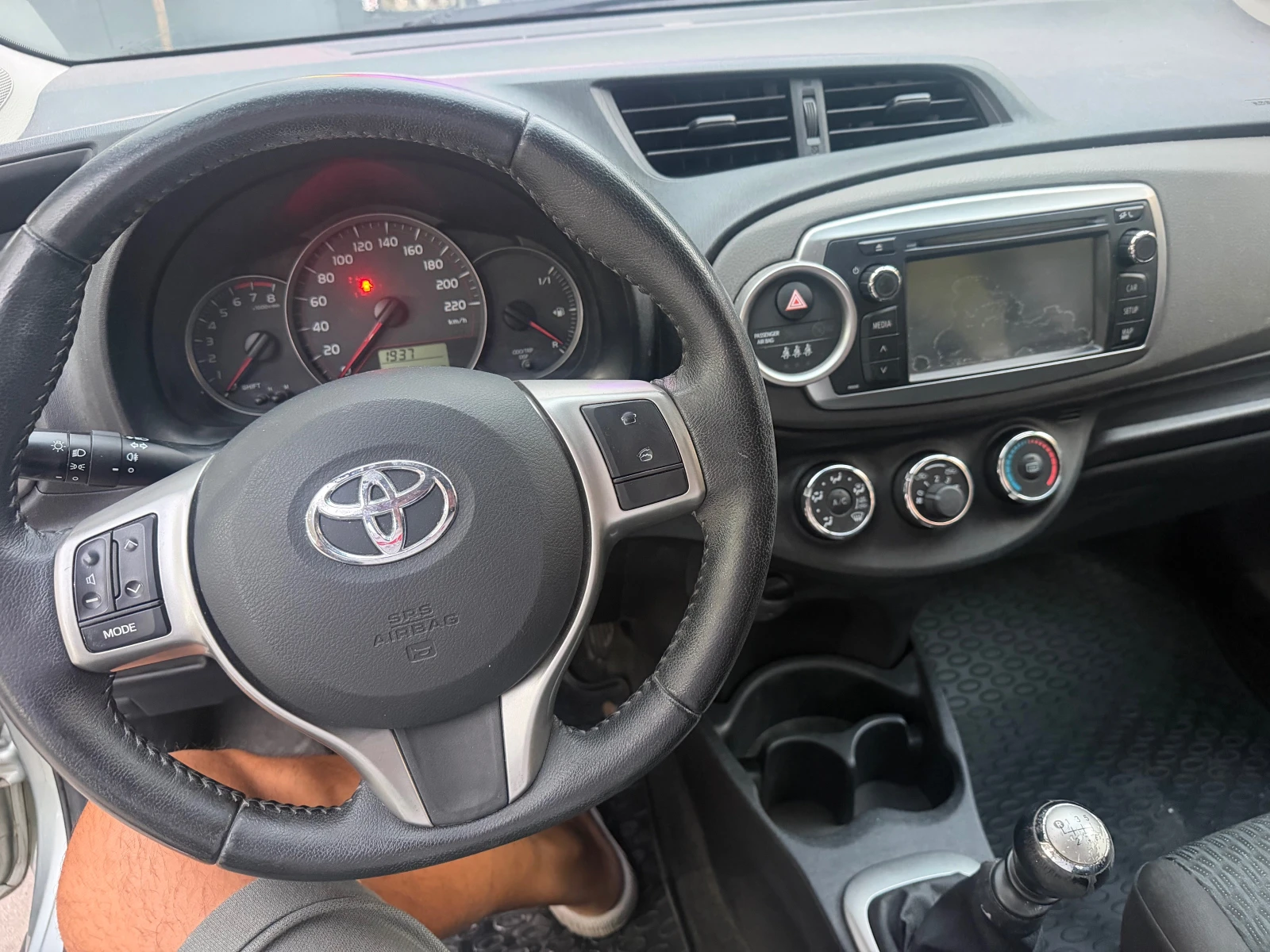 Toyota Yaris 1.3БЕНЗИН 2011г, снимка 10 - Автомобили и джипове - 55287991