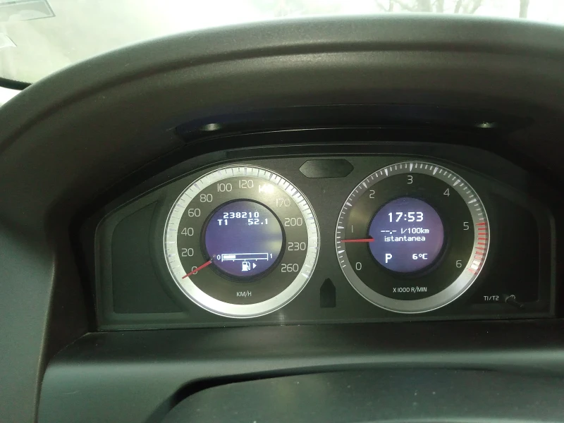 Volvo XC60 2.4 D4 4x4, снимка 11 - Автомобили и джипове - 52078609