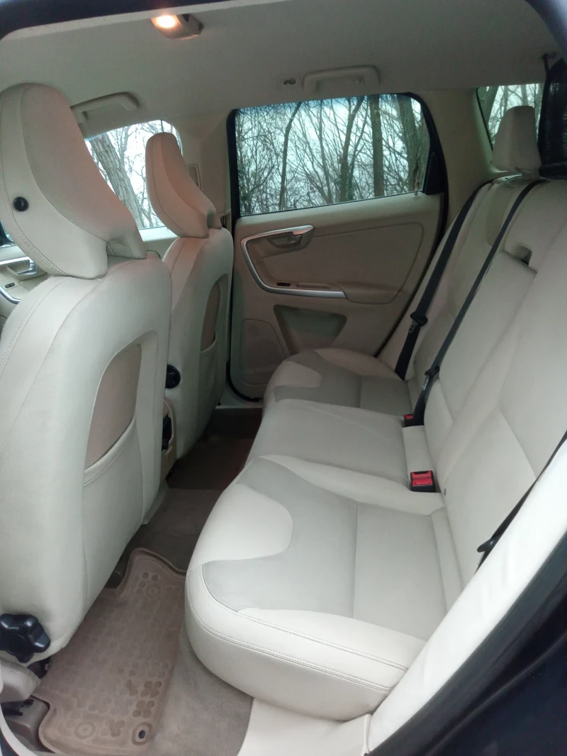 Volvo XC60 2.4 D4 4x4, снимка 7 - Автомобили и джипове - 52078609
