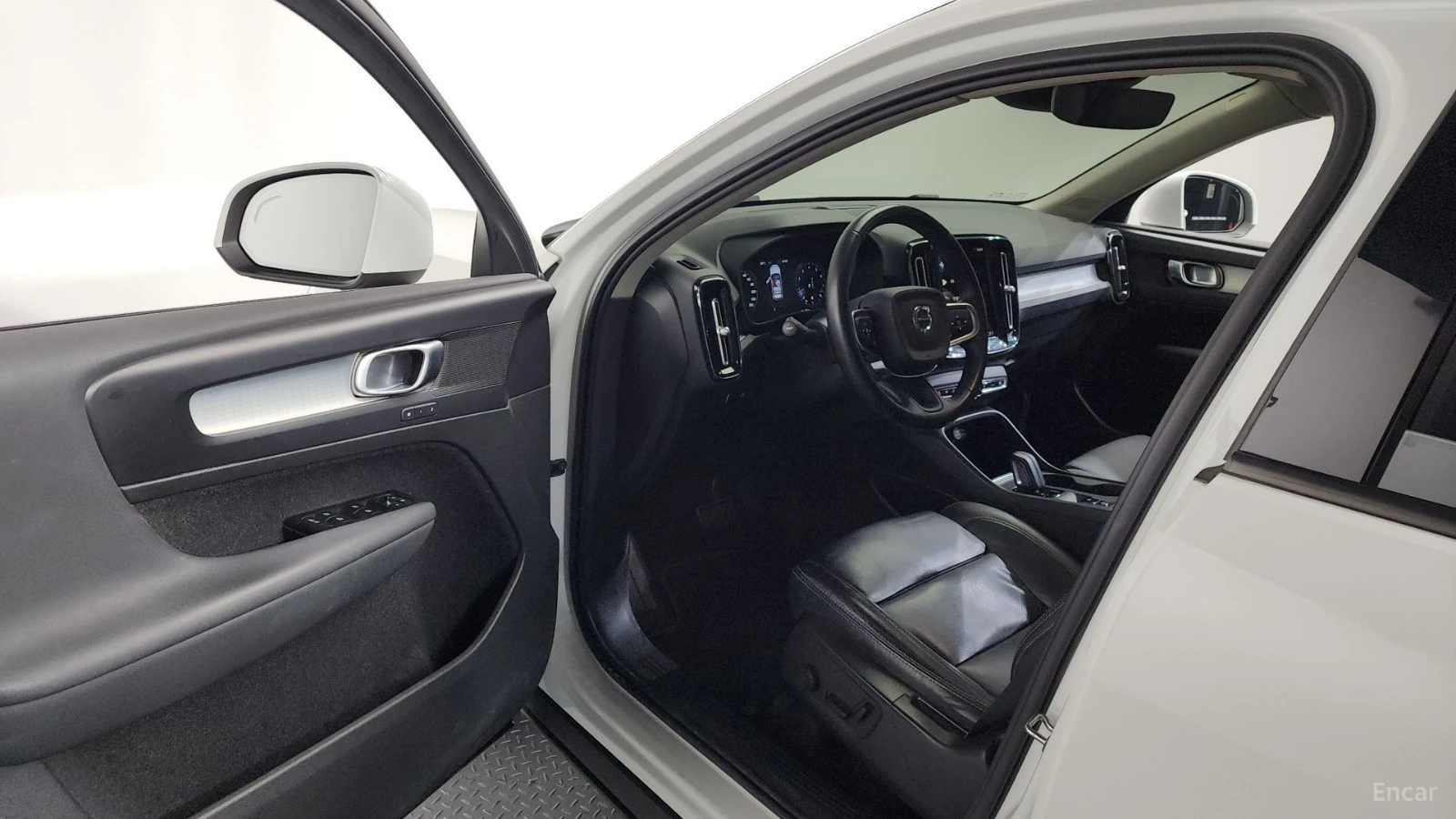 Volvo XC40 * B4* LED* ПАНО* 360* KEYLESS* Camera* ПОДГРЕВ* , снимка 10 - Автомобили и джипове - 55585584