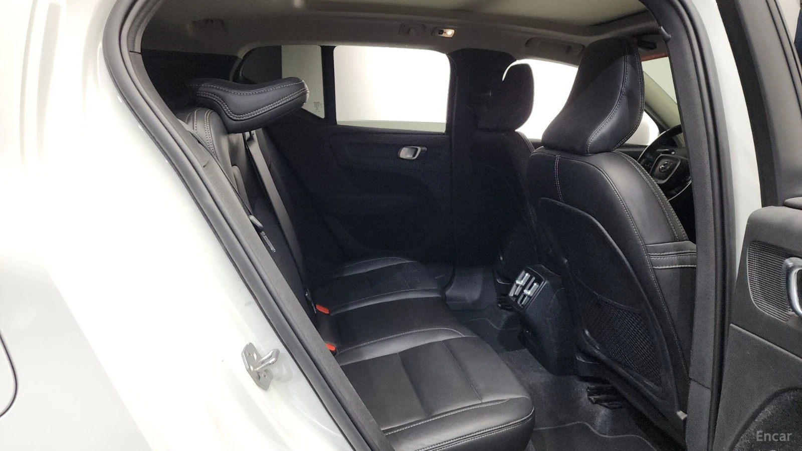 Volvo XC40 * B4* LED* ПАНО* 360* KEYLESS* Camera* ПОДГРЕВ* , снимка 11 - Автомобили и джипове - 55585584