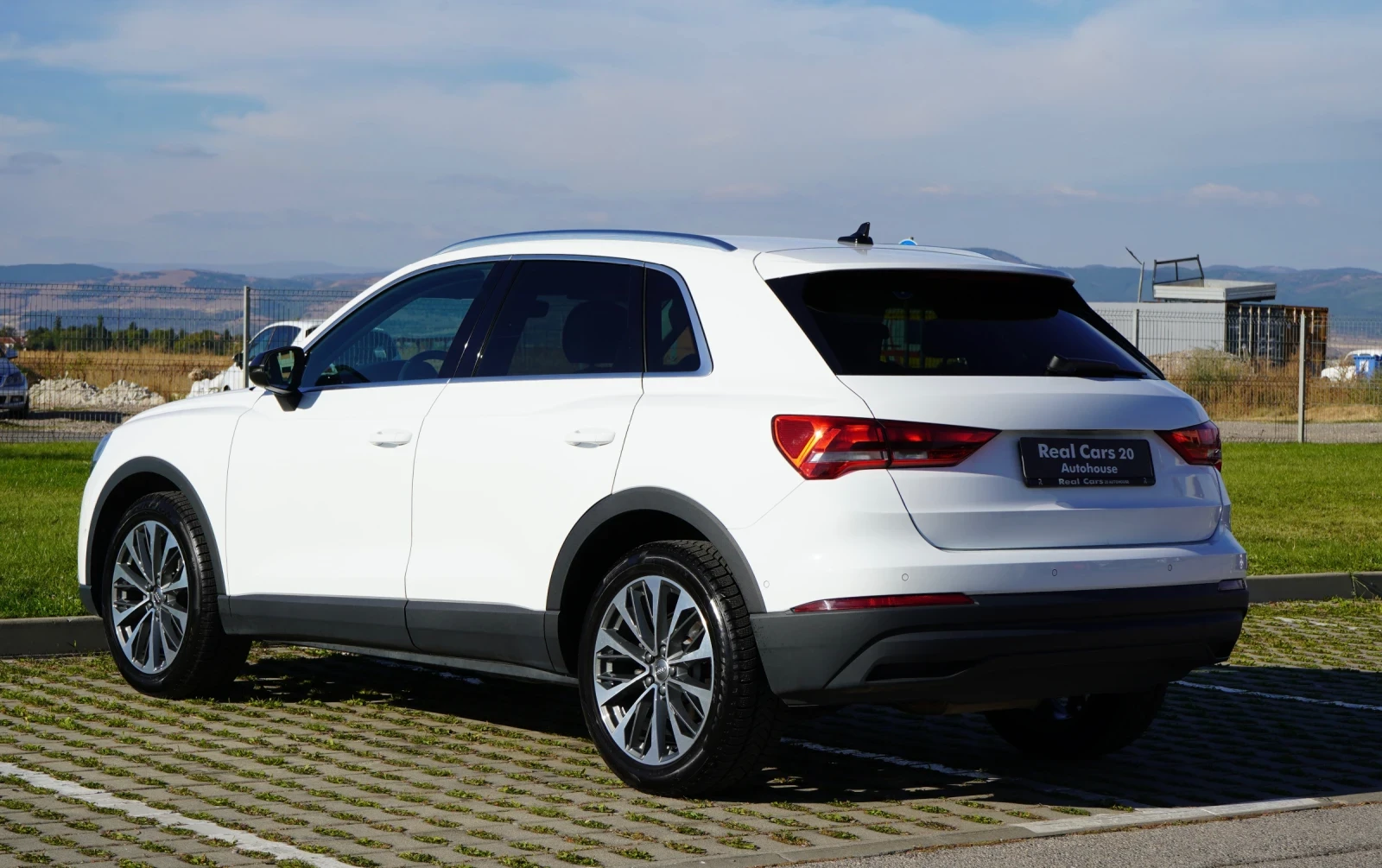 Audi Q3 2.0TDI* CARPLAY* 19"* DISTRONIC* РЕГИСТРИРАНА , снимка 6 - Автомобили и джипове - 56314597