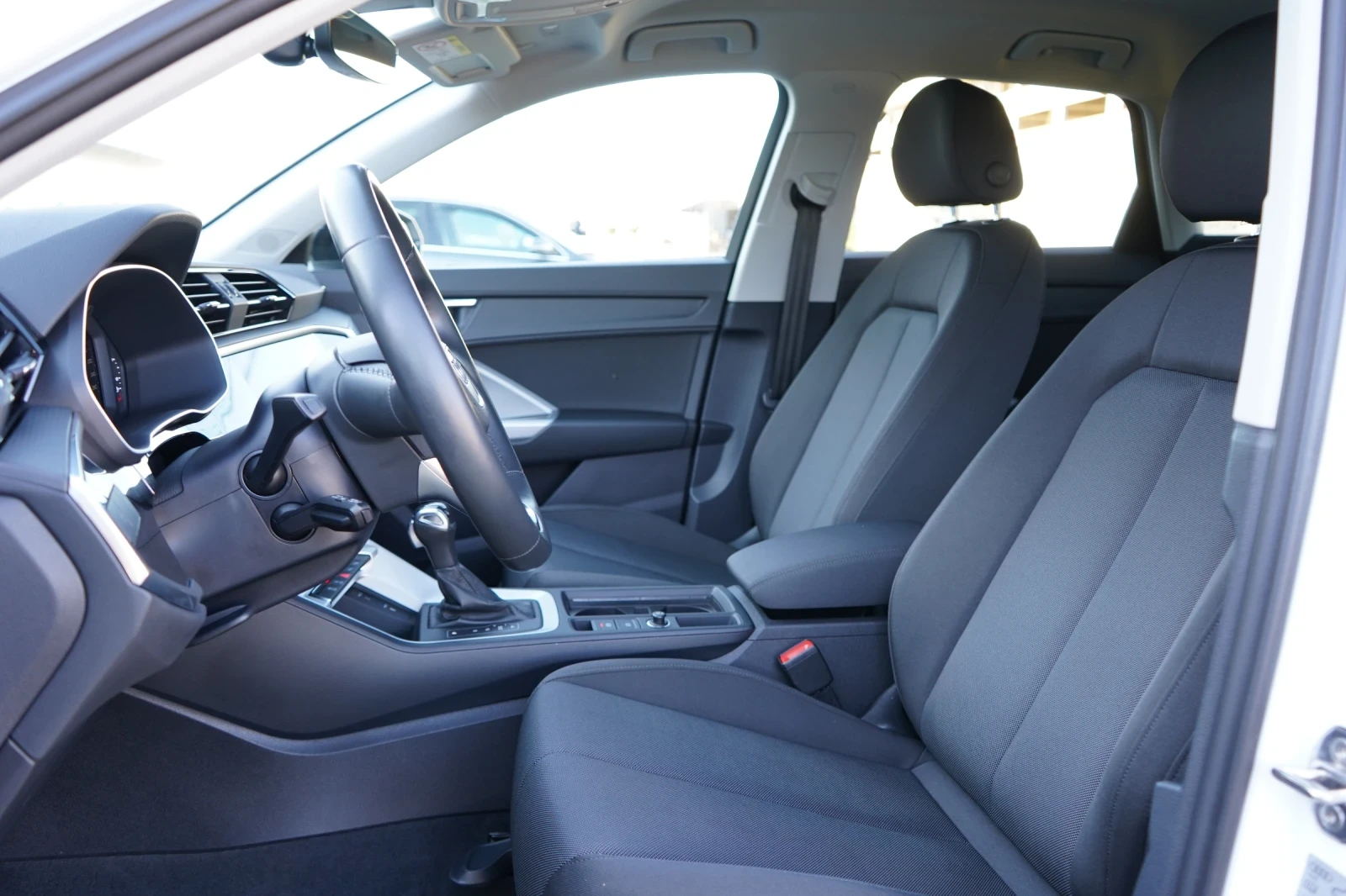 Audi Q3 2.0TDI* CARPLAY* 19"* DISTRONIC* РЕГИСТРИРАНА , снимка 8 - Автомобили и джипове - 56314597