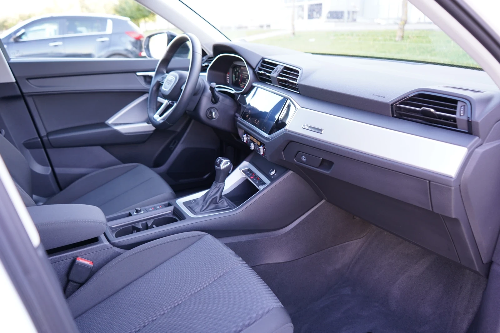 Audi Q3 2.0TDI* CARPLAY* 19"* DISTRONIC* РЕГИСТРИРАНА , снимка 15 - Автомобили и джипове - 56314597