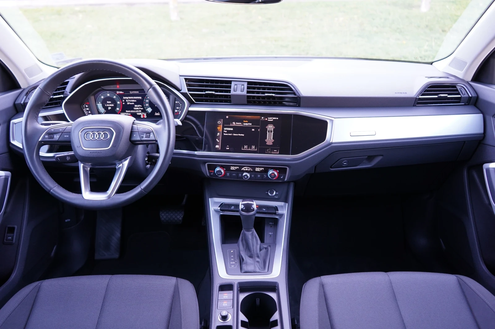 Audi Q3 2.0TDI* CARPLAY* 19"* DISTRONIC* РЕГИСТРИРАНА , снимка 14 - Автомобили и джипове - 56314597