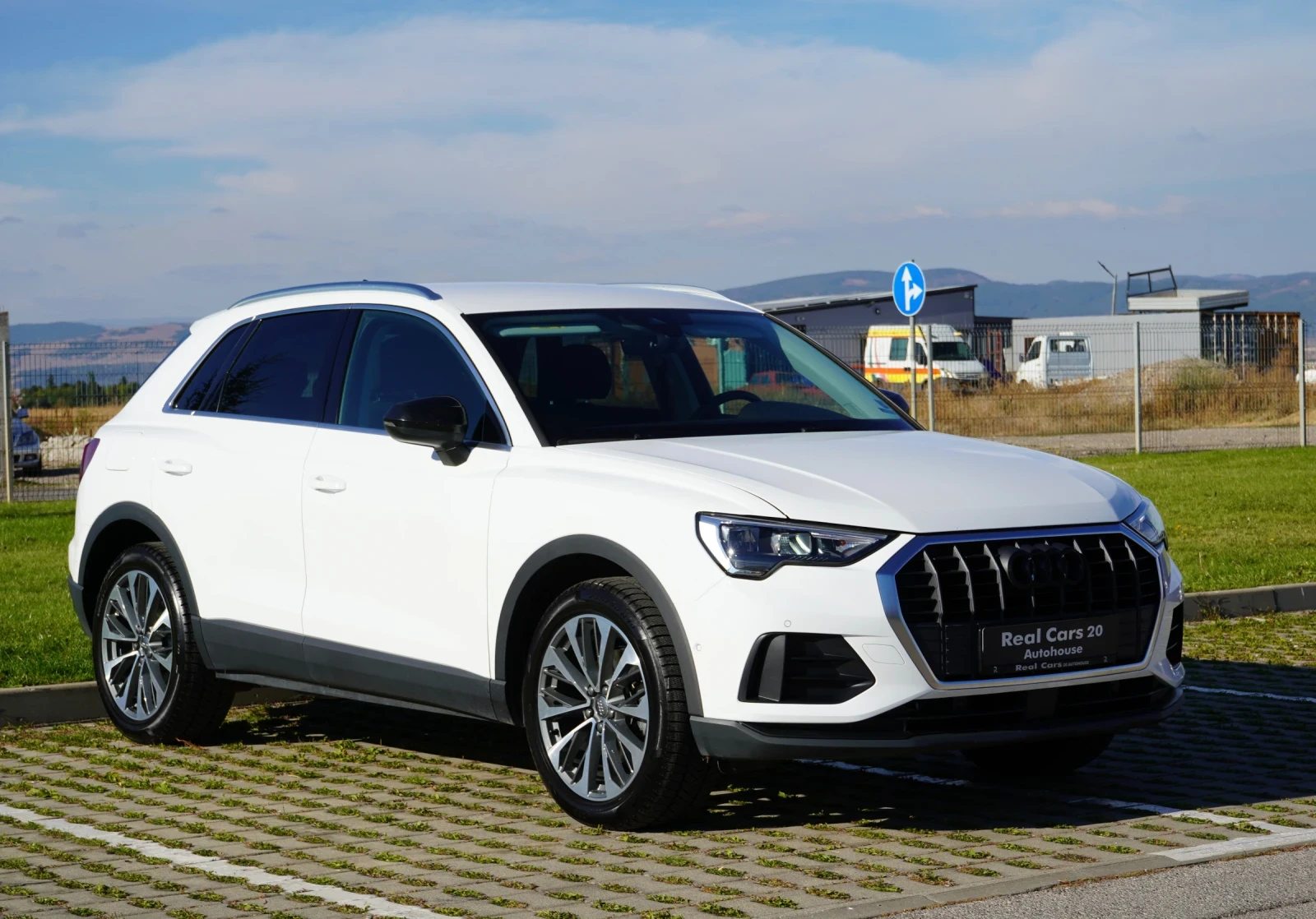 Audi Q3 2.0TDI* CARPLAY* 19"* DISTRONIC* РЕГИСТРИРАНА , снимка 3 - Автомобили и джипове - 56314597
