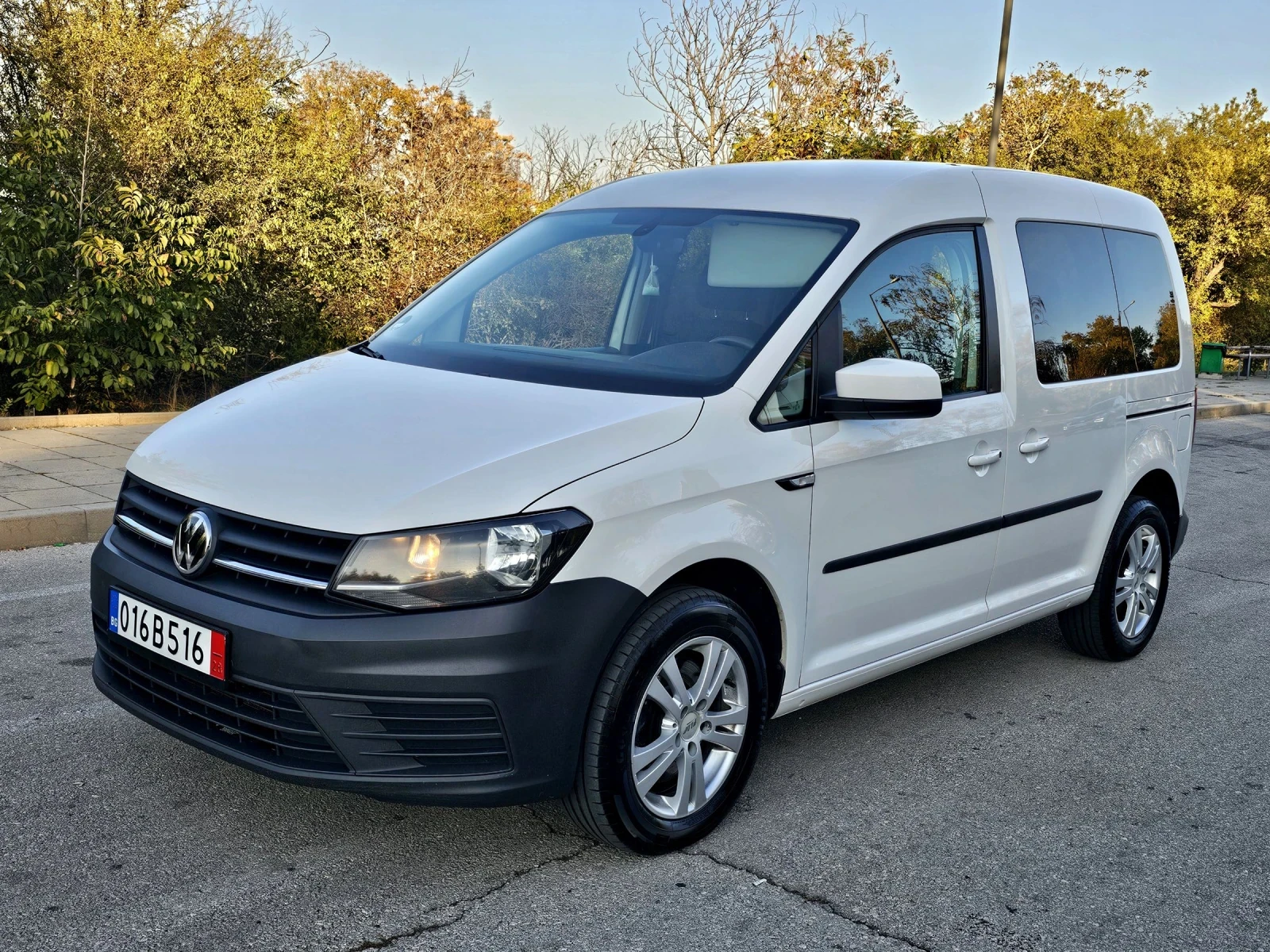 VW Caddy 2.0 Tdi -150к.с Пътнически. Навигация.  | Mobile.bg — изображение 4
