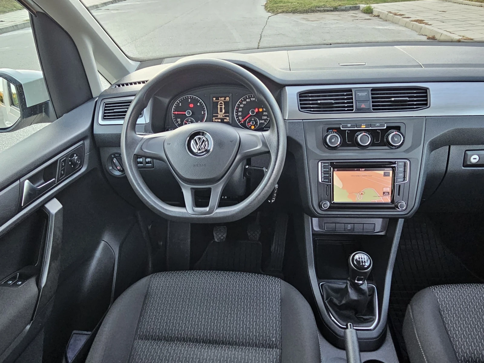 VW Caddy 2.0 Tdi -150к.с Пътнически. Навигация.  | Mobile.bg — изображение 9
