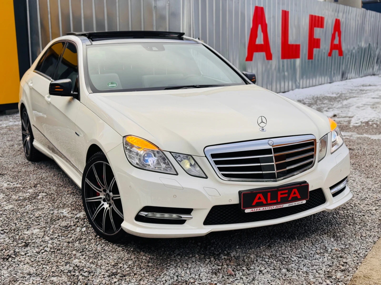 Mercedes-Benz E 350 d/AMG/ПАНО+ KAMEРА+ ДИСТОНИК+ НАДУВАНЕ/Б.ПЕРЛА/НОВ - изображение 4