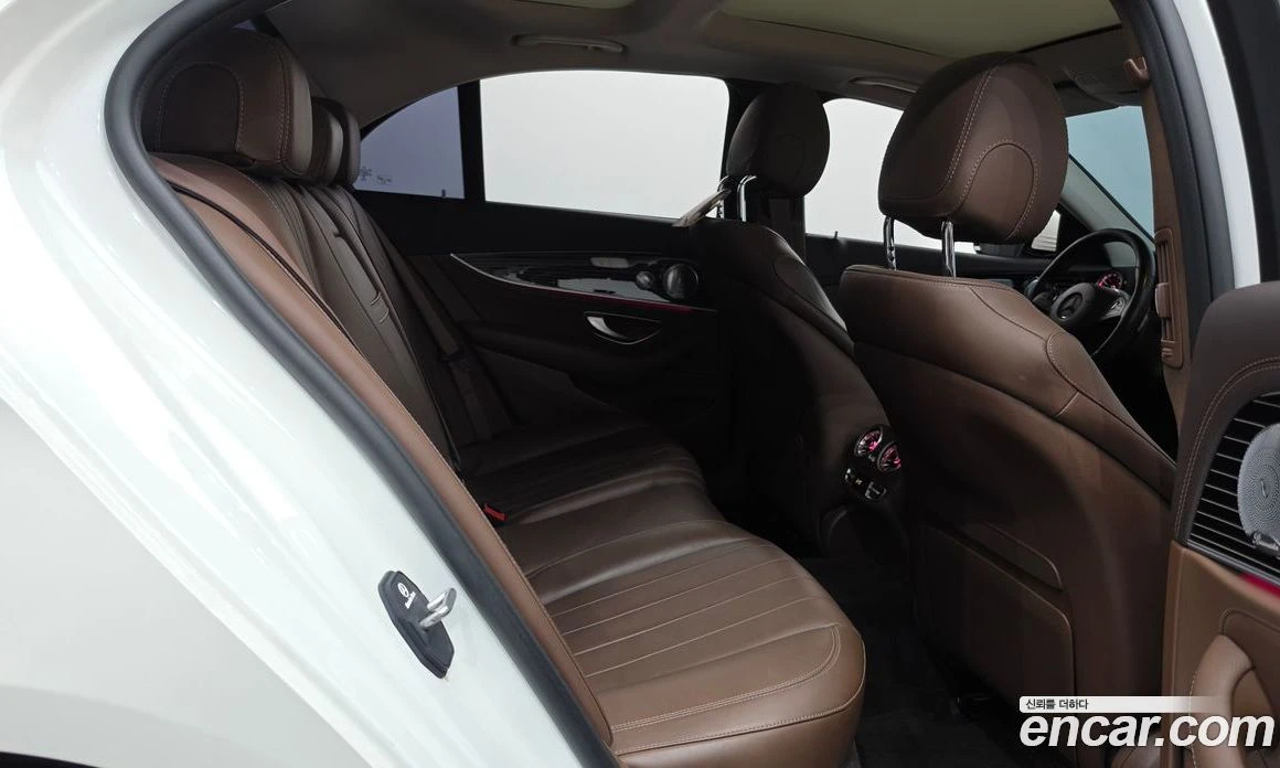 Mercedes-Benz E 400 4MATIC Exclusive, снимка 12 - Автомобили и джипове - 55794432