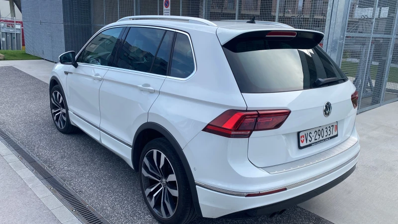 VW Tiguan 2.0 TSI= R-LINE= FULL LED= DIGITAL= HEAD UP= TOP= , снимка 4 - Автомобили и джипове - 51762972