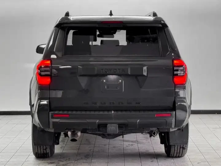 Toyota 4runner 4WD | 7 Pass | CarPlay | Камера | 2.4L Turbo, снимка 3 - Автомобили и джипове - 54047345