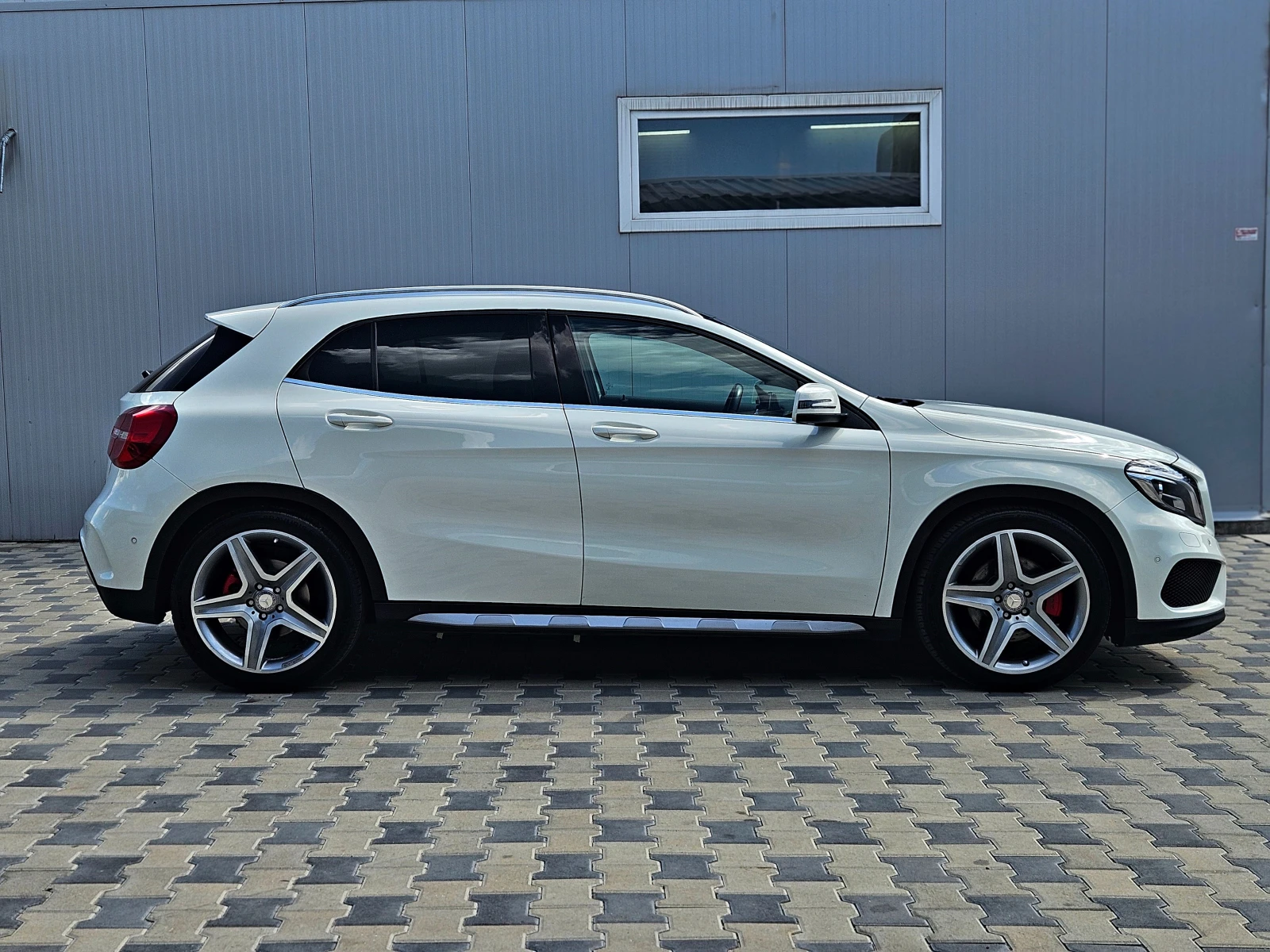 Mercedes-Benz GLA 220 AMG/4MATIC/OFFROAD/GERMANY/CAMERA/PANO/AMBIENT/LIZ - изображение 4