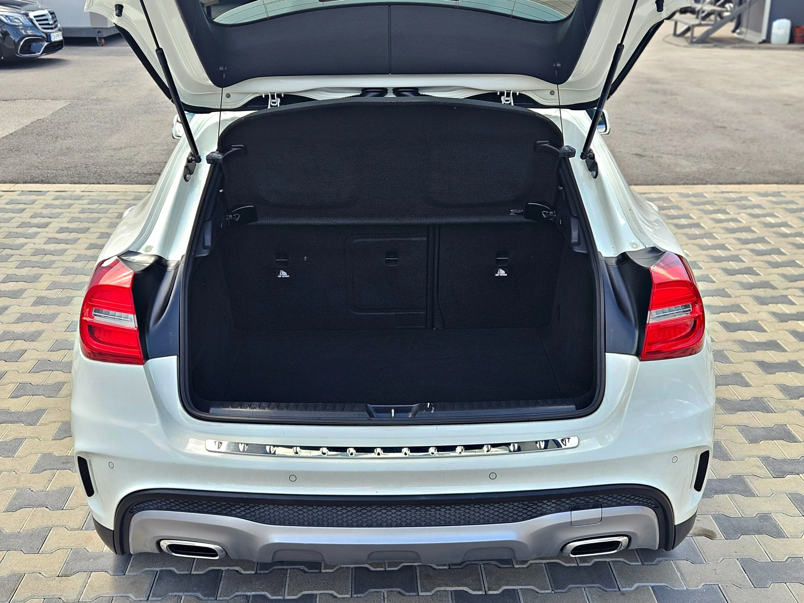 Mercedes-Benz GLA 220 AMG/4MATIC/OFFROAD/GERMANY/CAMERA/PANO/AMBIENT/LIZ - изображение 8