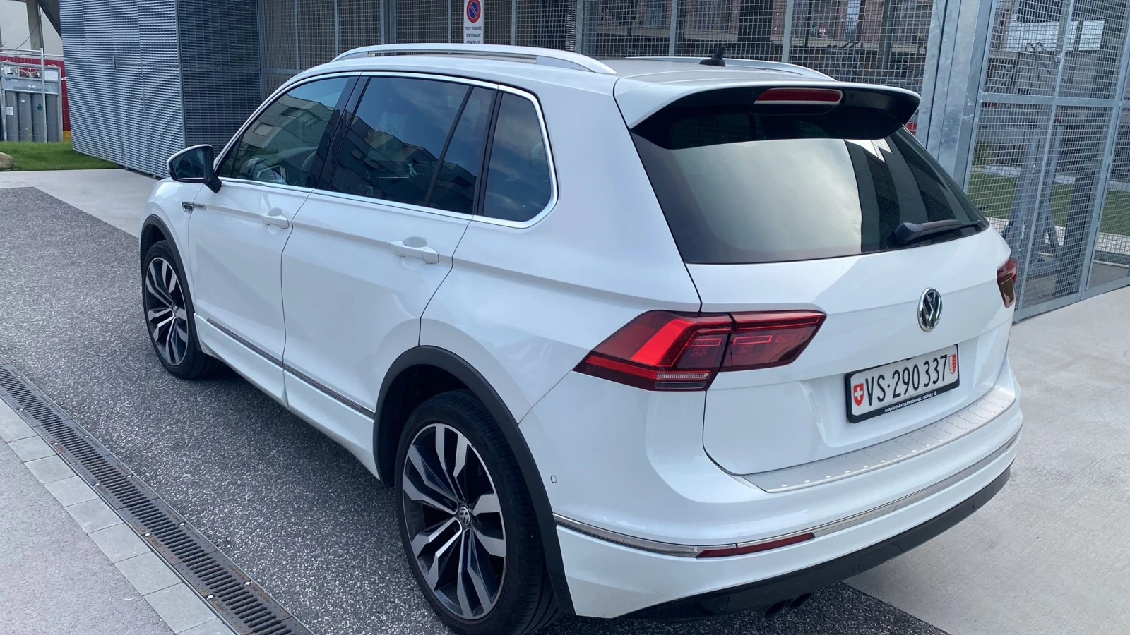 VW Tiguan 2.0 TSI= R-LINE= FULL LED= DIGITAL= HEAD UP= TOP=  - изображение 4
