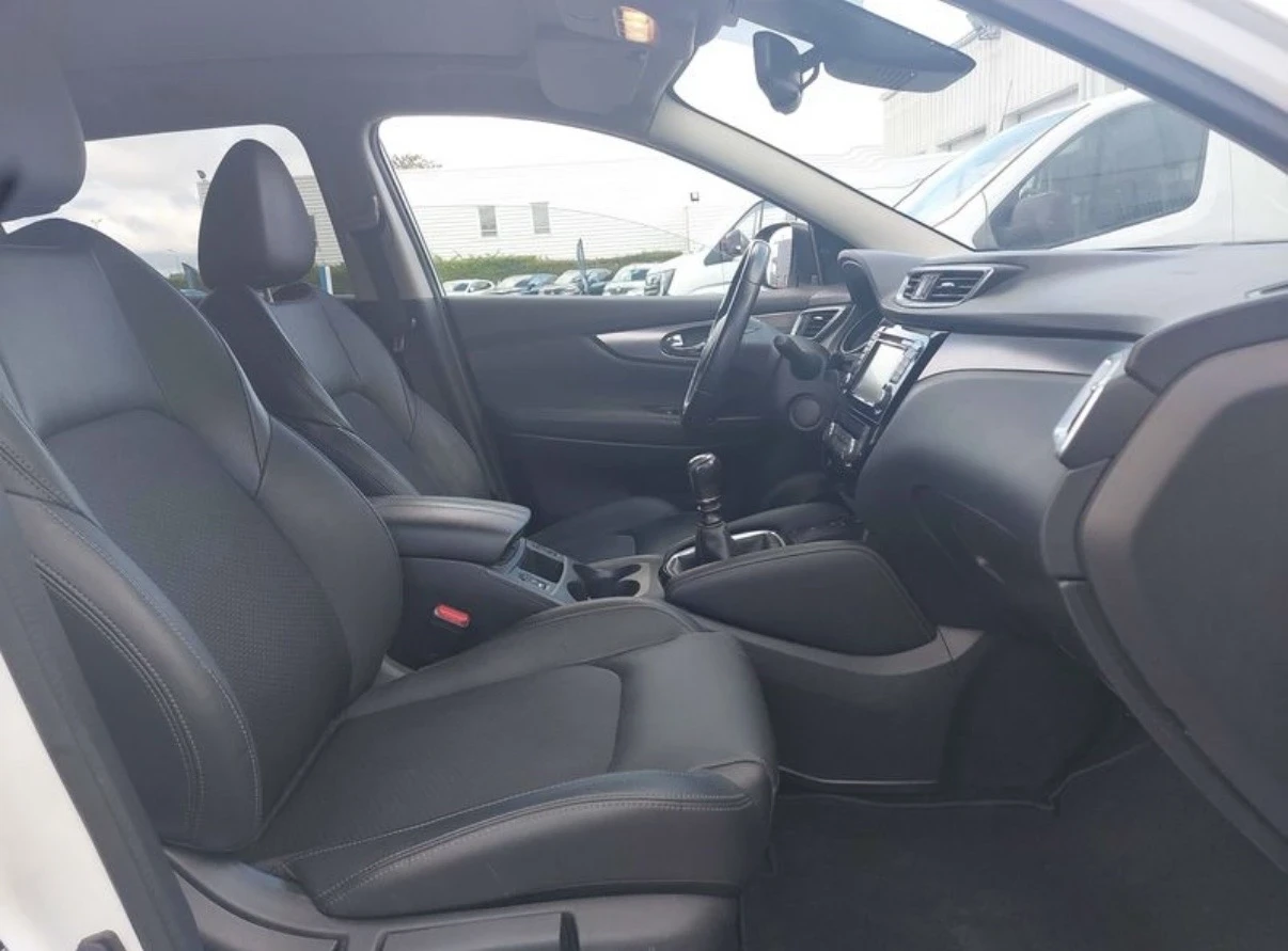 Nissan Qashqai 1.2i PANORAMA* Key less* 360 Camera*  - изображение 9