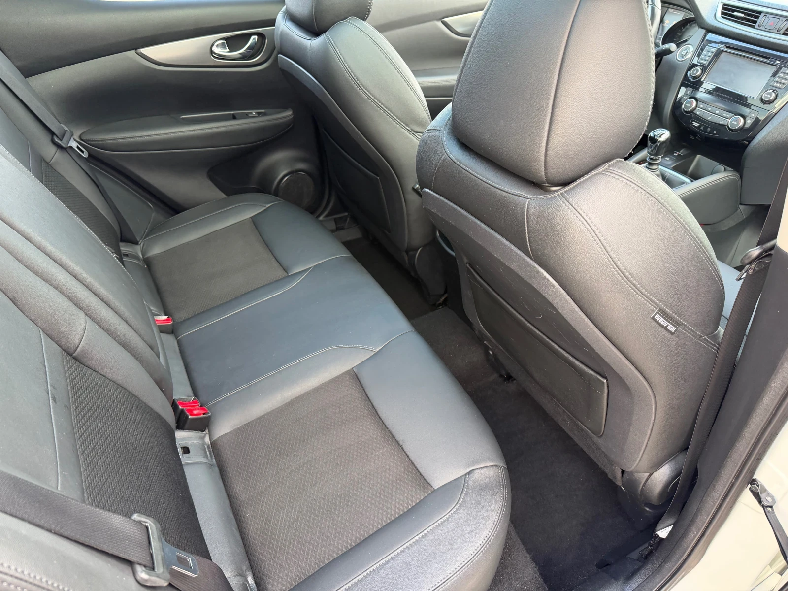 Nissan Qashqai 1.2i PANORAMA* Key less* 360 Camera*  - изображение 10