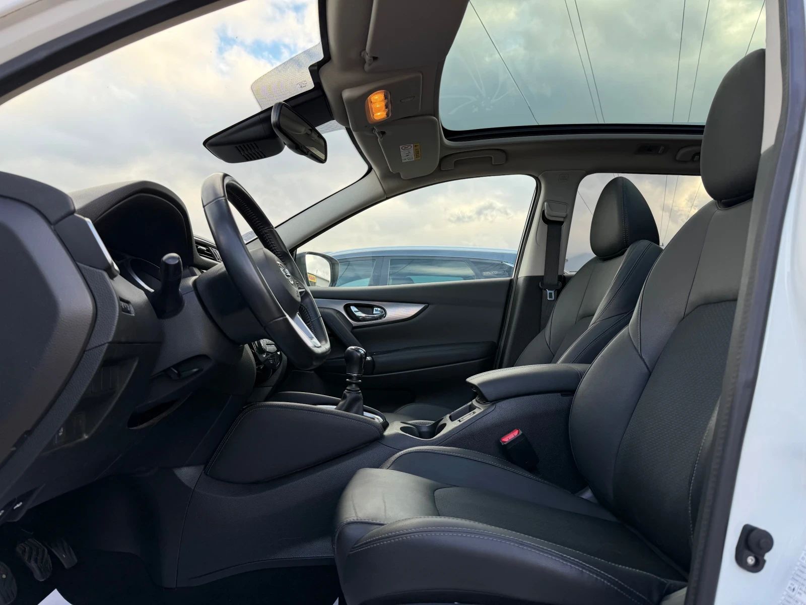 Nissan Qashqai 1.2i PANORAMA* Key less* 360 Camera*  - изображение 6