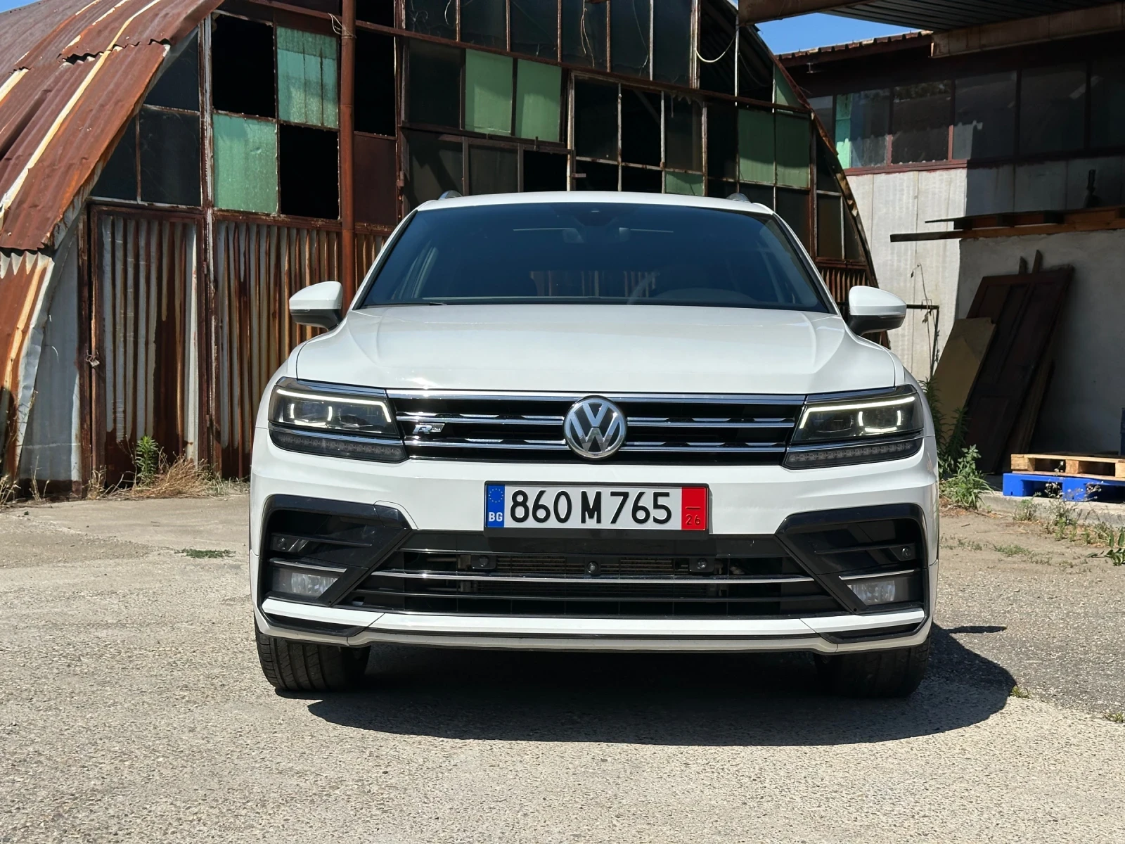 VW Tiguan R-Line 7 местен, снимка 3 - Автомобили и джипове - 55423376
