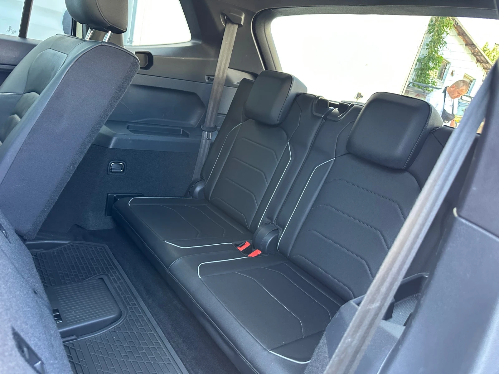 VW Tiguan R-Line 7 местен, снимка 11 - Автомобили и джипове - 55423376