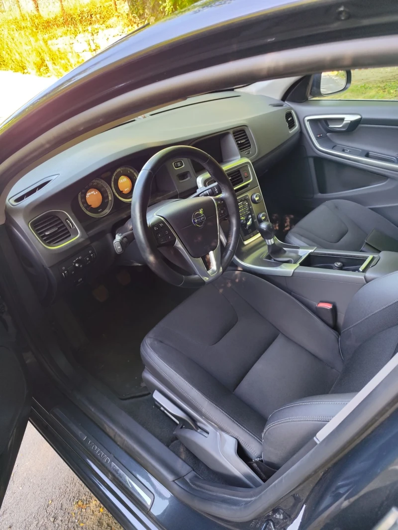 Volvo V60 D4 2.4D(163hp)(5-Цилиндъра)Momentum!Обслужен!!!, снимка 9 - Автомобили и джипове - 50774987